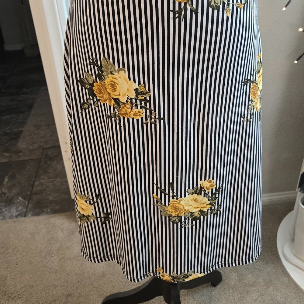 LuLaRoe - Black/White/Yellow Skirt - XL - Pre-owned - Picture 2 of 4